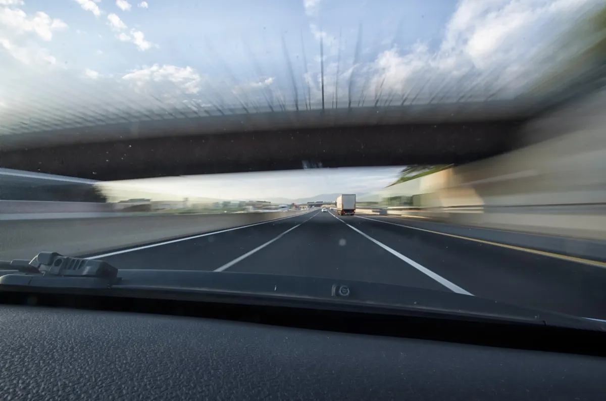 Prekoračil hitrost za 63 kilometrov na uro in ostal brez vozniškega dovoljenja