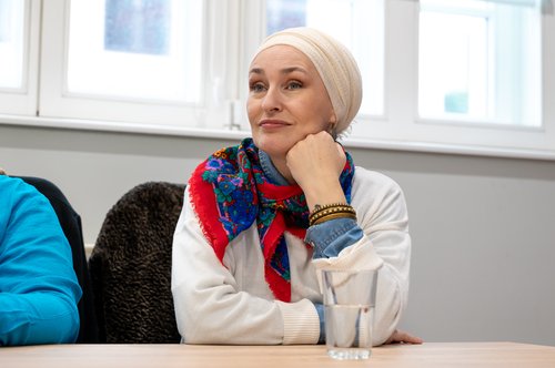 Azra, muslimanka, naglavna ruta