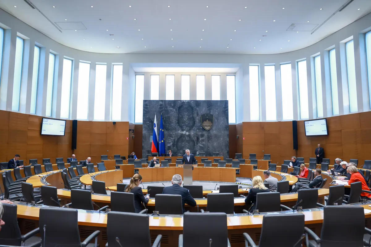 DZ sprejel pogoj nekaznovanosti za predsednika republike in lokalne funkcionarje