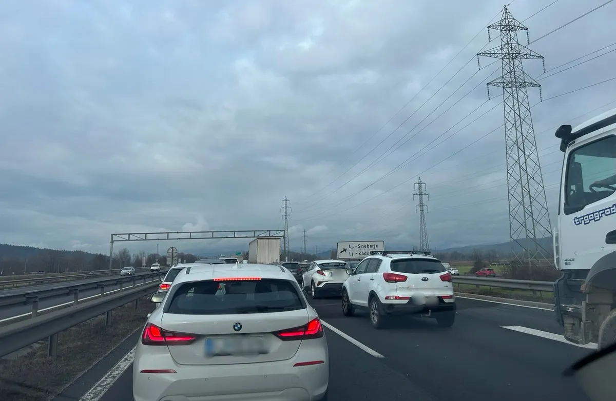 Na štajerski avtocesti nesreča, zastoj sega do Ljubljane