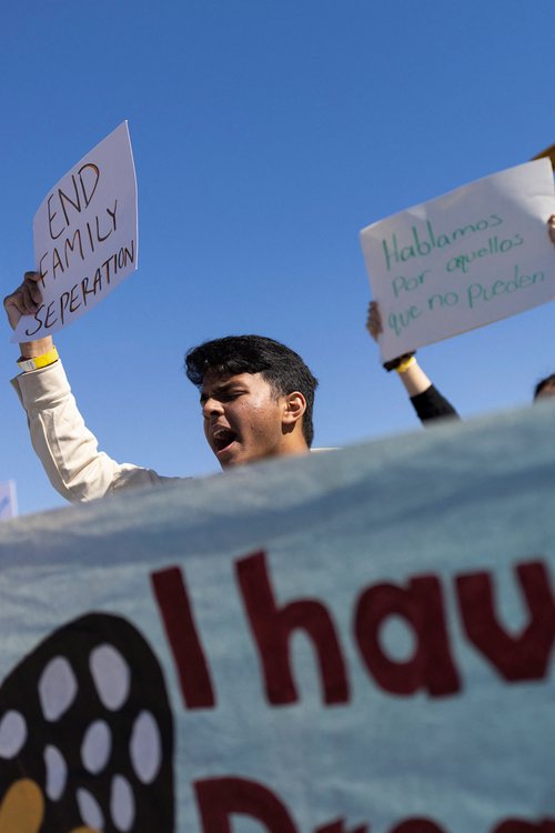 Pred centrom za pridržanje priseljencev v Teksasu izbruhnili protesti