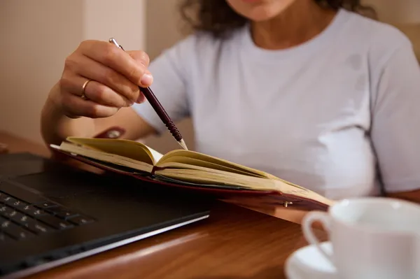 Našla dnevnik iz leta 1984 in se naježila, ko je prebrala zapis iz februarja