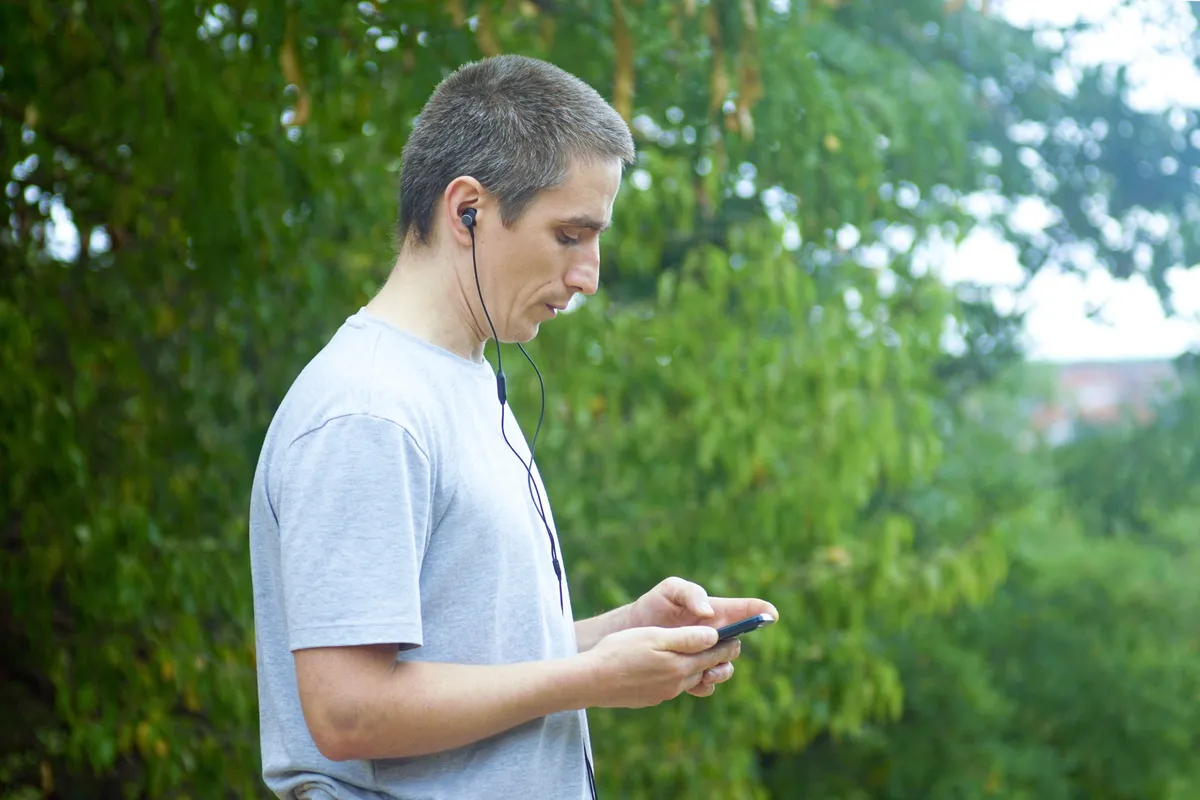 Zakaj se žične slušalke vračajo v modo