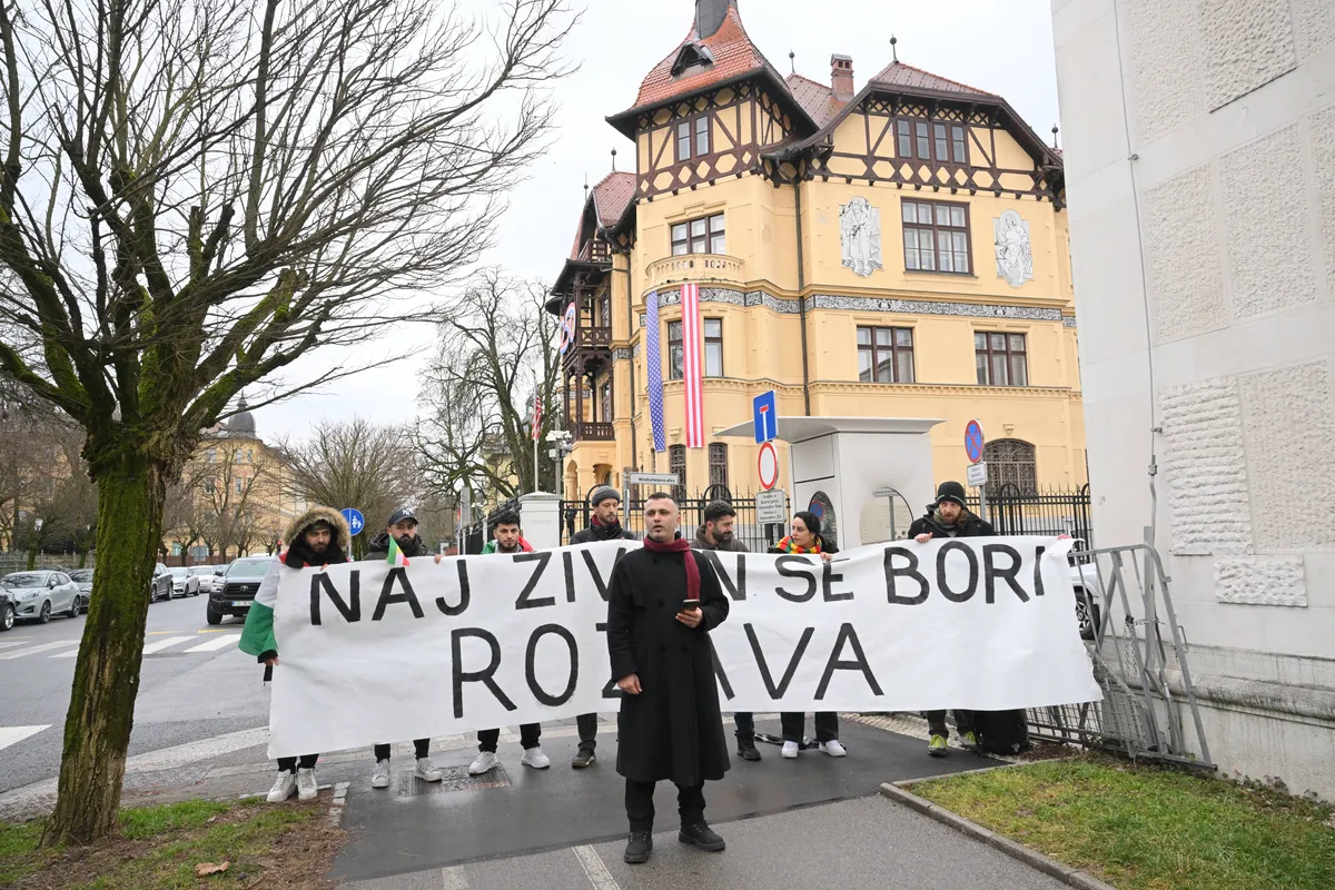 Aktivisti v Ljubljani pozvali k ustavitvi nasilja nad Kurdi v Siriji