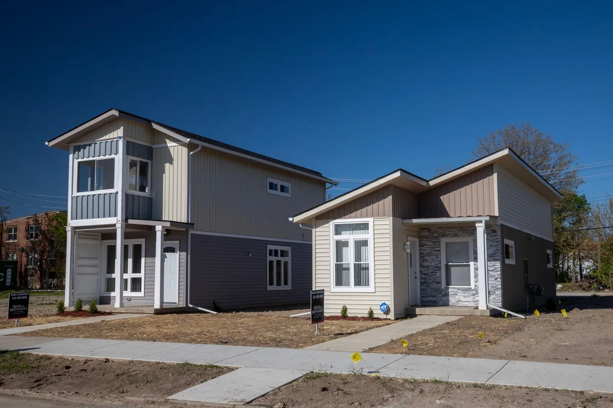 "Kupili smo poceni kitajsko montažno hišo – poglejte, kako je videti po enem letu"