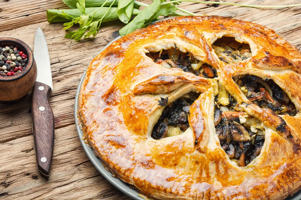 Jesenski recept, ki diši po gozdu: ta gobova pita je pravi hit