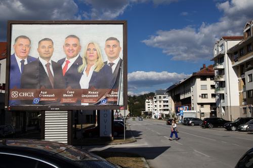 eden od predvolilnih plakatov v republiki srbski