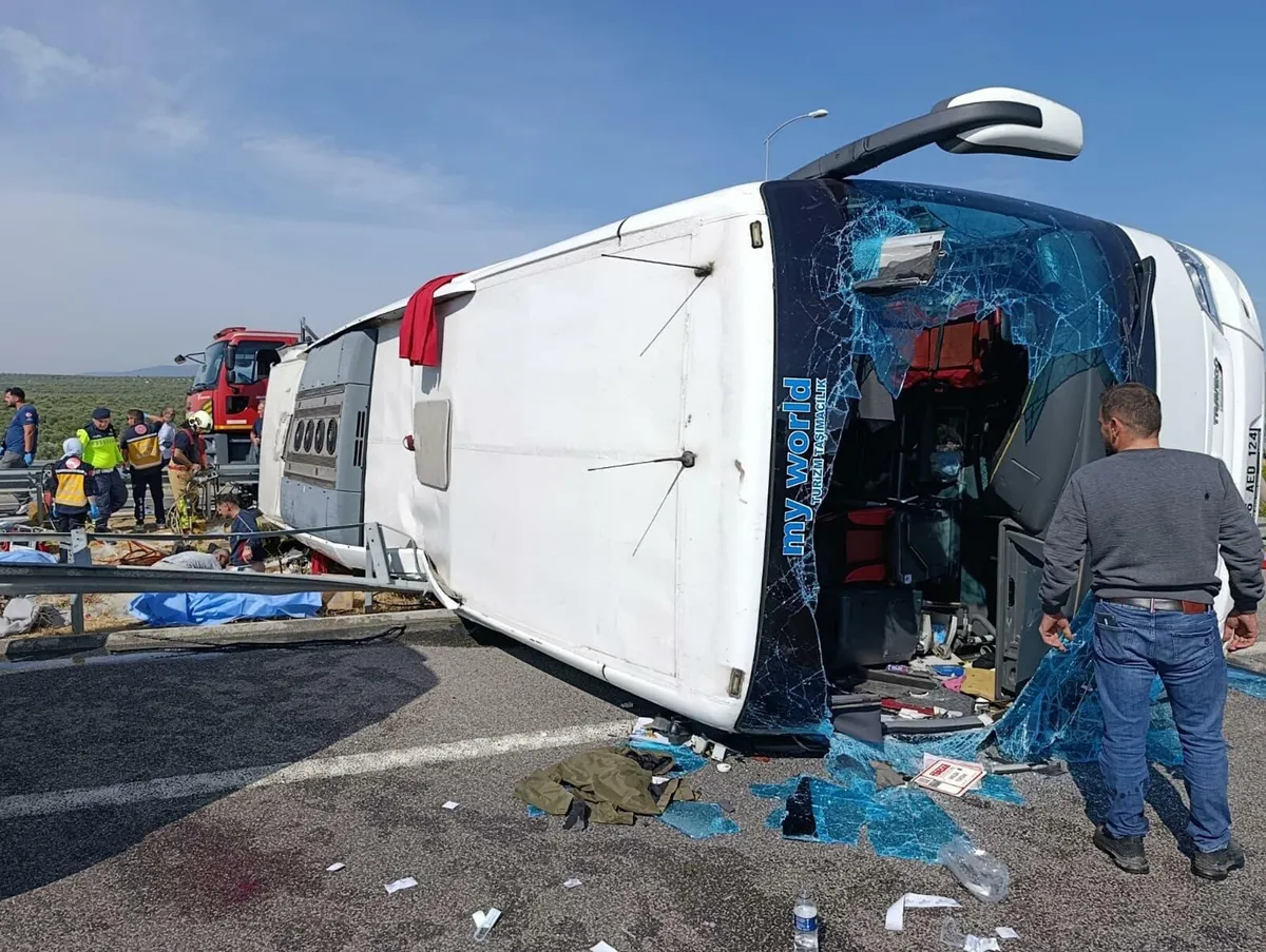 V trčenju avtobusa in tovornjaka v Turčiji umrlo enajst ljudi, 27 je poškodovanih
