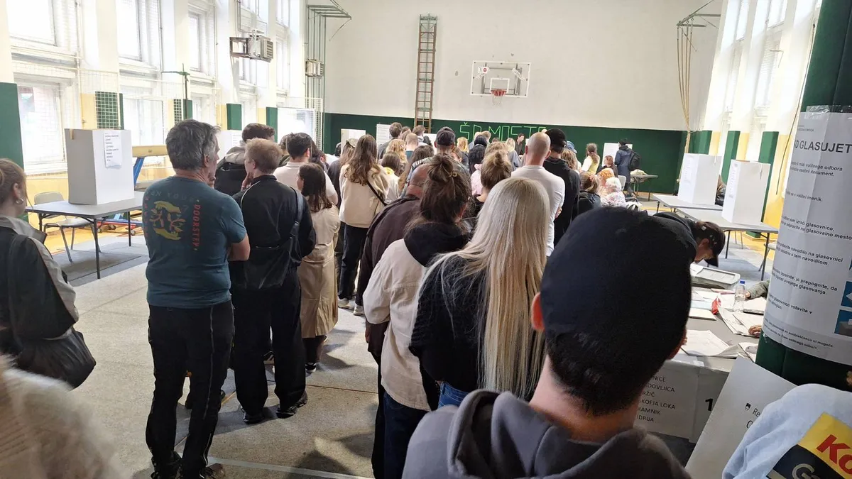 Zmeda na omnia volišču v Ljubljani: "Zakaj se moramo podpisati v štiri različne volilne imenike?"