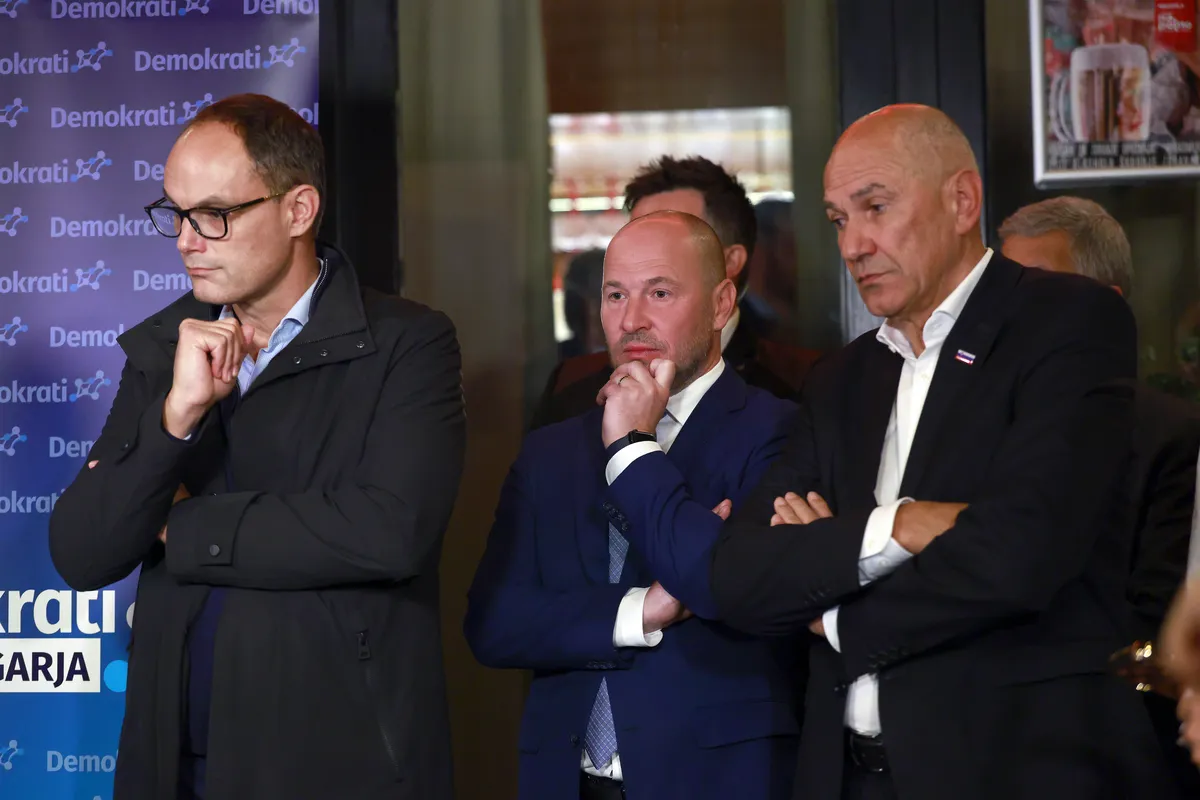 Analiza: Se lahko Janša ujame v past lastne referendumske strategije?