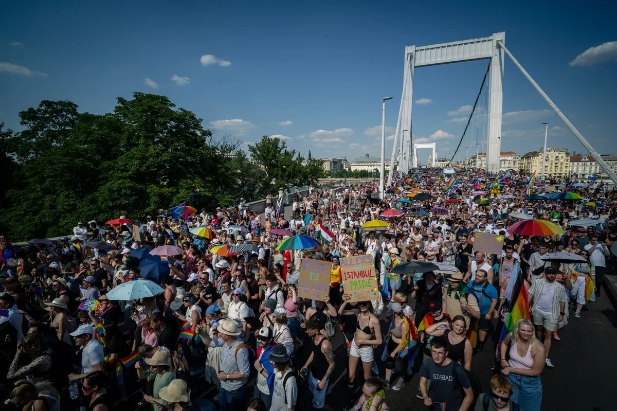 Madžarski parlament odpravil sporno zakonodajo v zvezi z LGBTQ vsebinami