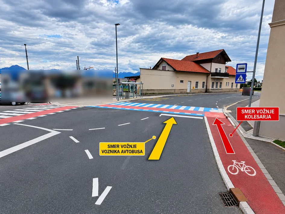 V Škofji Loki trčila avtobus in kolesar, policisti iščejo voznika...