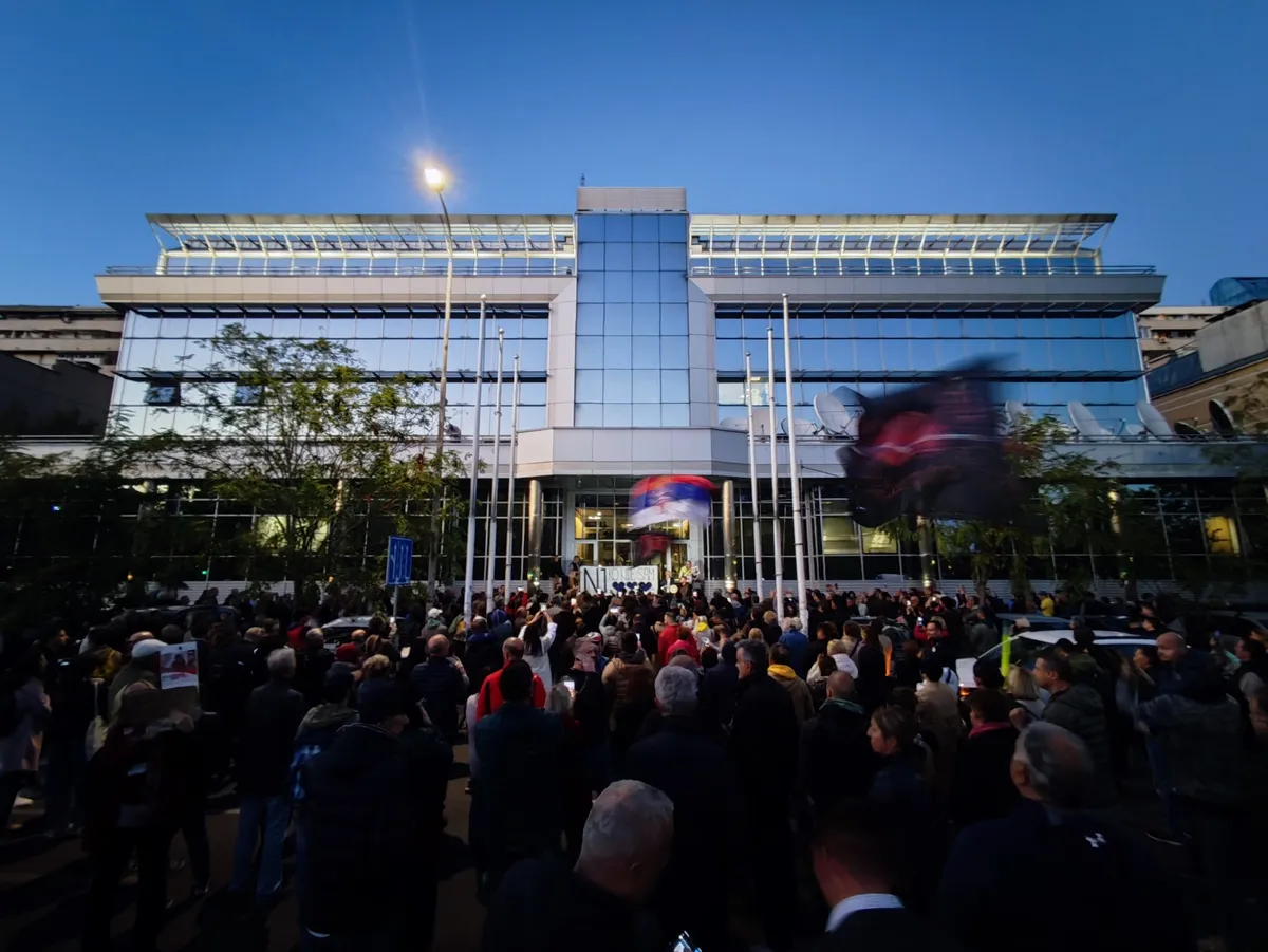 Protest pred uredništvom Nova.rs: "Kupili ste podjetje, niste pa kupili naše vesti" (VIDEO)