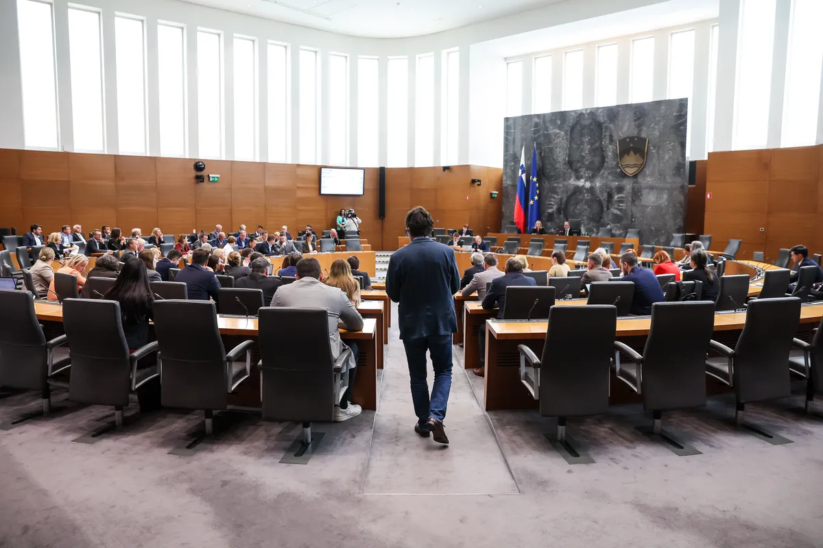 V parlamentu razprava o interventnem zakonu, spor glede nalepke državnega sekretarja