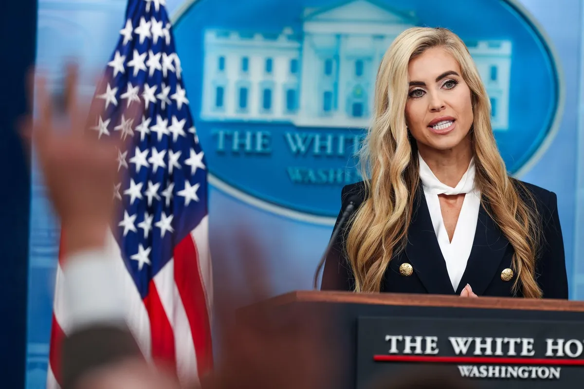 Komaj je prišla, že je morala oditi: Trump odpustil novo tiskovno predstavnico Bele hiše