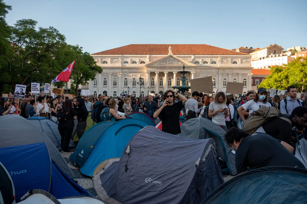 Mladi v Lizboni zaradi stanovanjske krize noč preživeli v šotorih