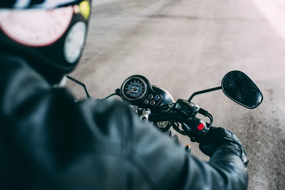 Motorist pri Postojni bežal pred policisti in prehiteval v škarje. Sledila je visoka kazen