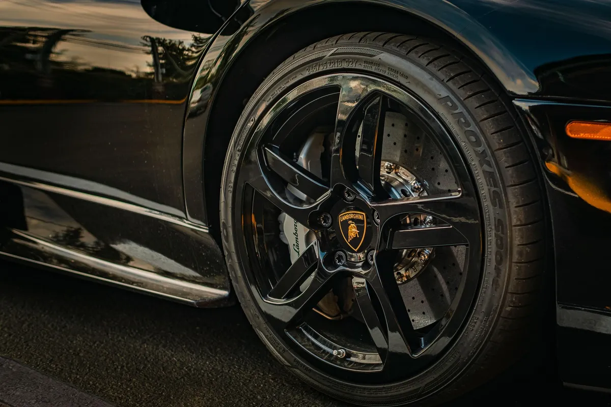 Voznik lamborghinija na prehodu za pešce trčil v rolkarja in pobegnil