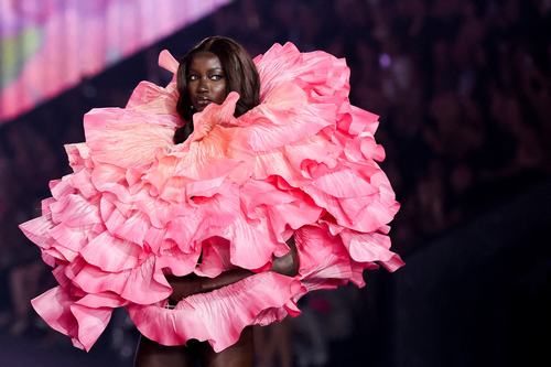 walks the runway during the fashion show at Sony Pictures Studios in Culver City, California, US, October 18, 2026. REUTERS/Mario Anzuoni TPX IMAGES OF THE DAY
