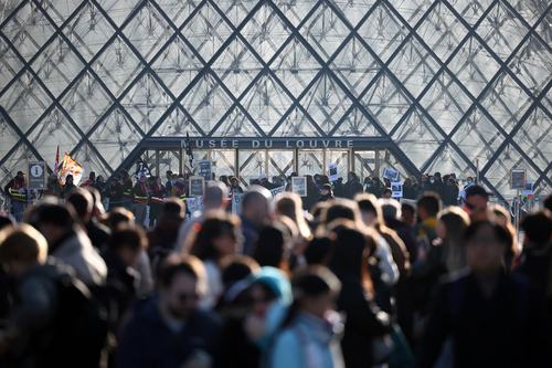 Protestniki blokirajo dostop do muzeja Louvre