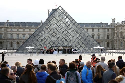 Protestniki blokirajo dostop do muzeja Louvre