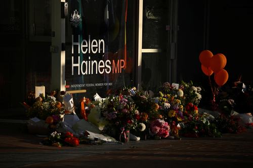 Rože pred pisarno Helen Haines