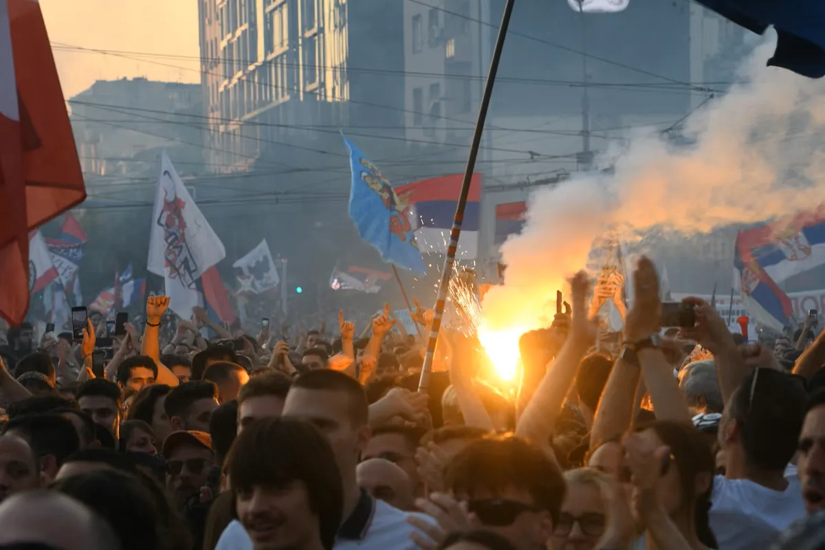 "Zmaga kliče": študenti z velikim shodom v Beogradu zaključujejo volilno kampanjo