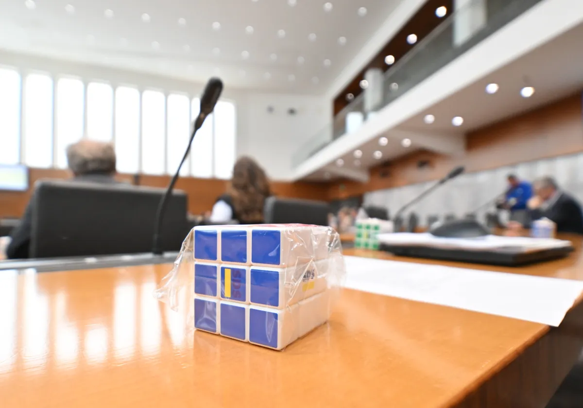 Četrti poskus odreditve preiskovalke o aferi Black Cube: Šlo je za načrtno operacijo vplivanja na volitve