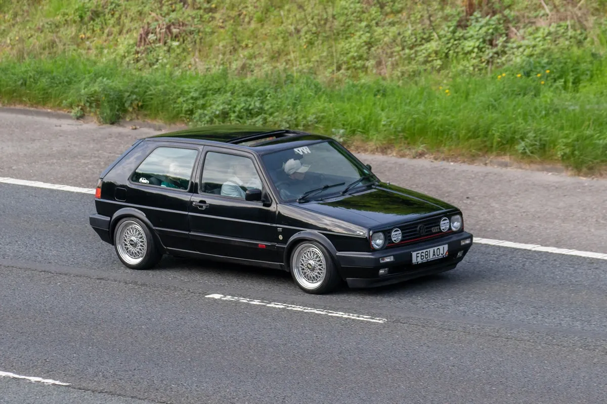 Bosanci so se s starima golfoma odpravili na Norveško: v Nemčiji jih je presenetila policija, v Ljubljani pa zaplet