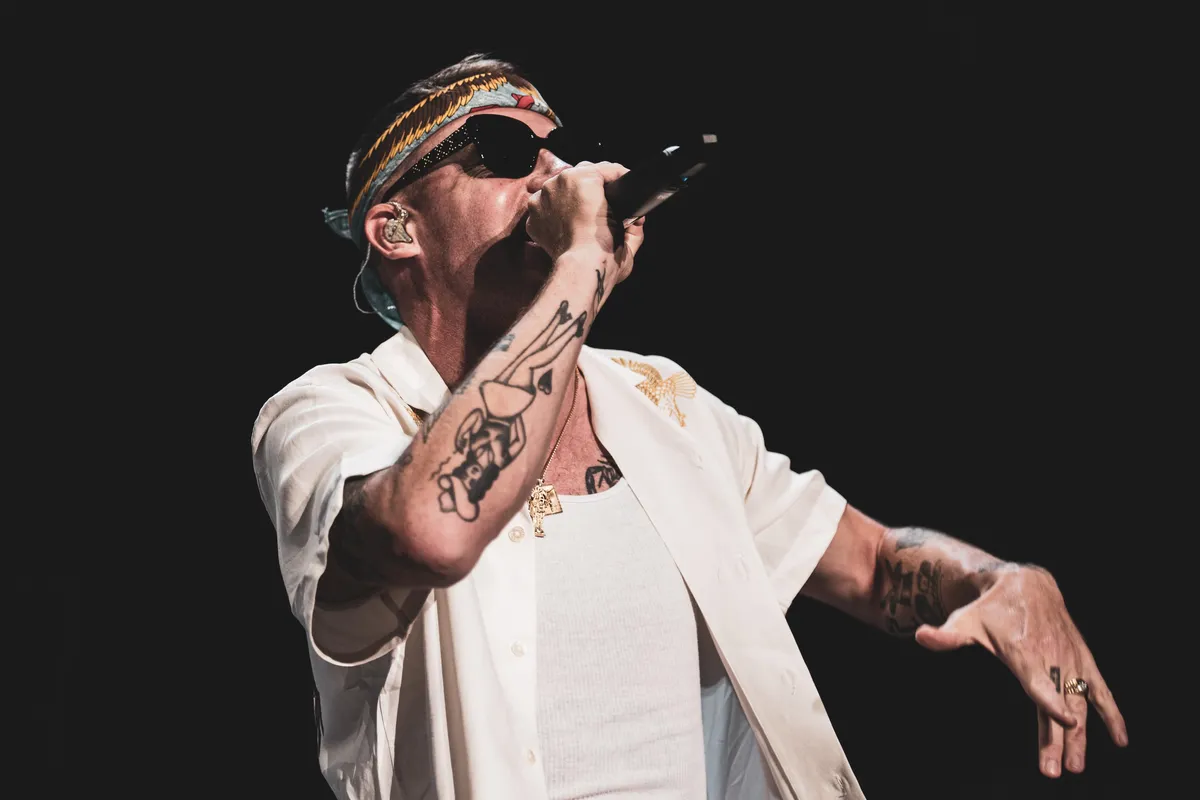 Macklemore po izključitvi s Sheeranove turneje znova na odru. "Moje sporočilo bo vedno ljubezen"