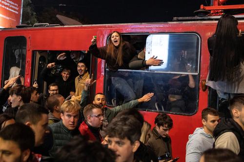 Slavje po zmagi Študentske liste v Srbiji