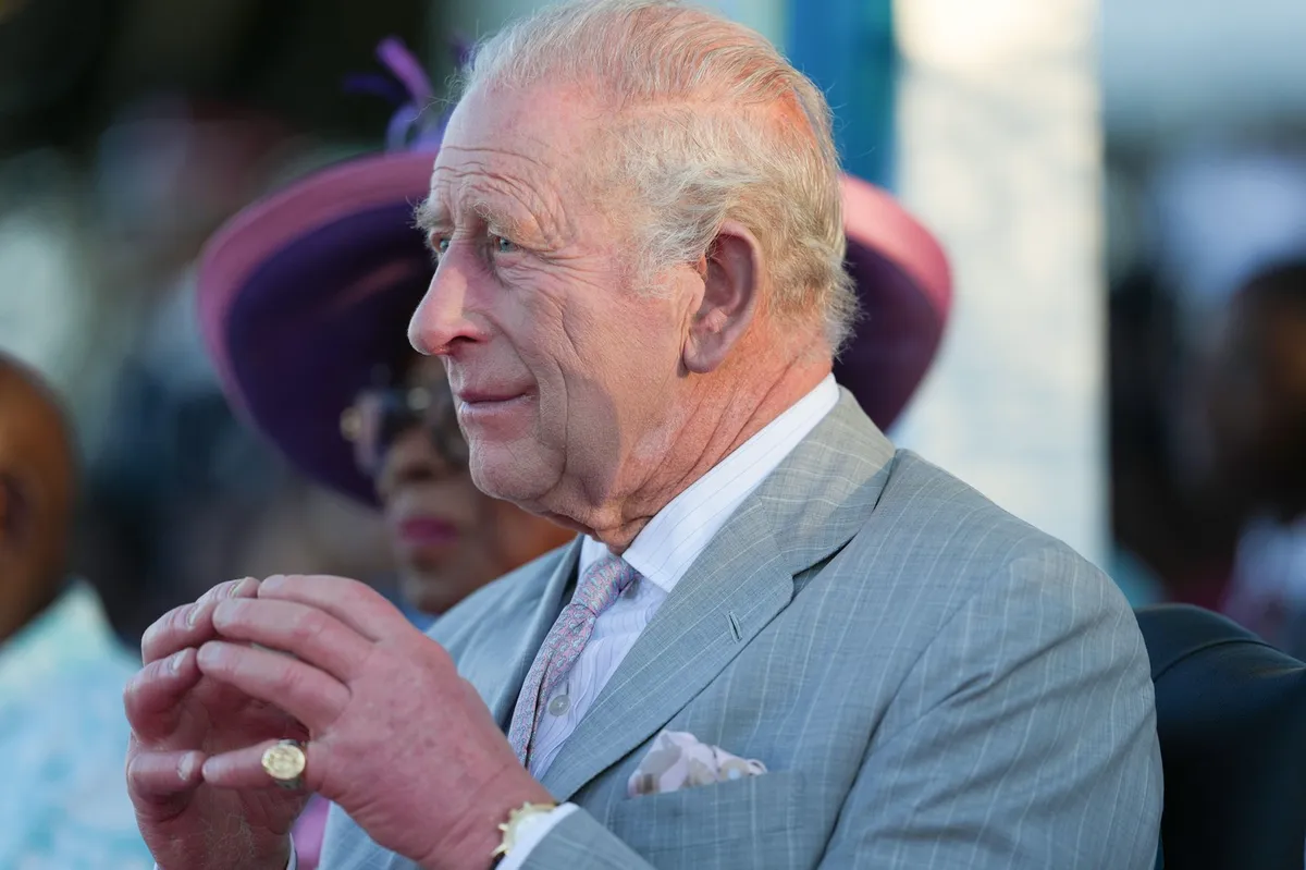 Britanski kralj Karel III. odprl bolečo rano preteklosti, a ključne besede ni izrekel
