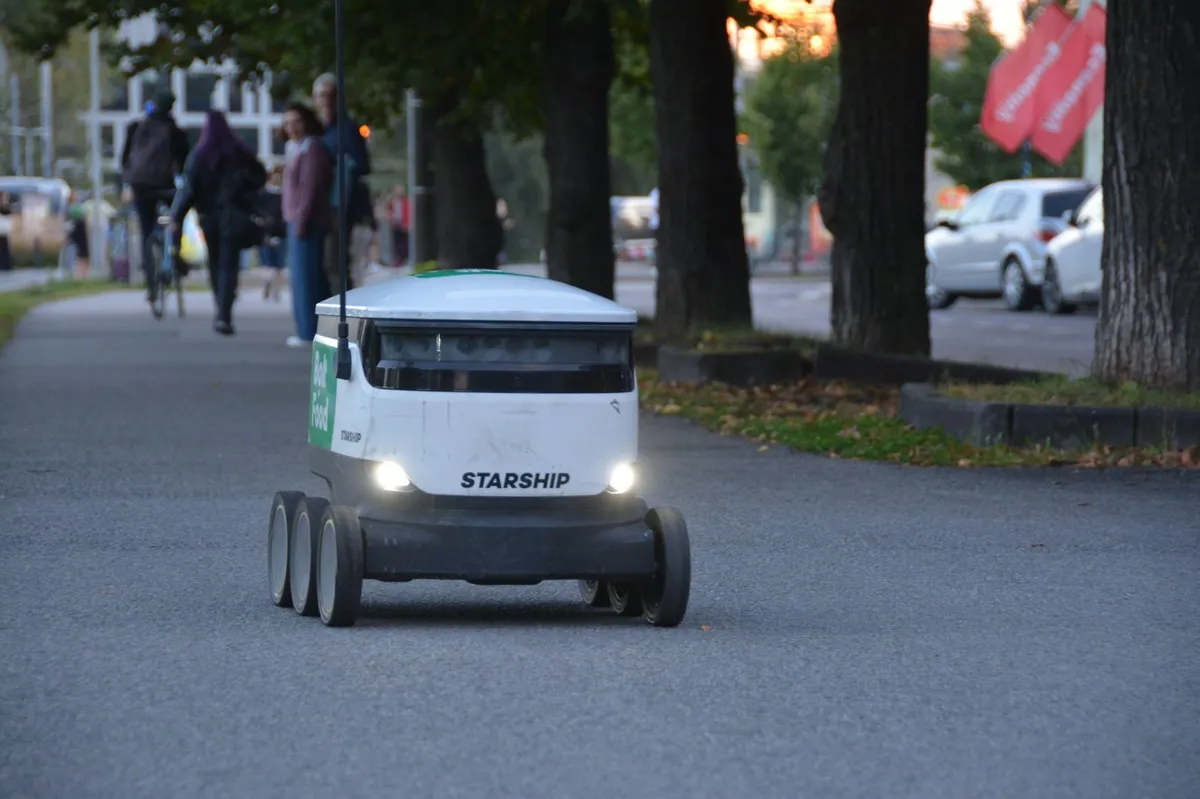 Dostavni robot v Estoniji trčil v avtobus in nato pobegnil s kraja nesreče