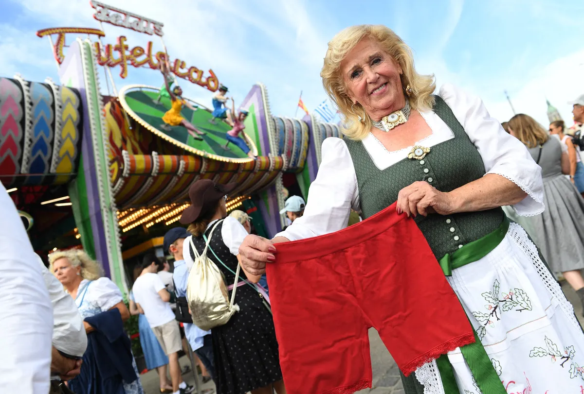 Zakaj na eni najstarejših atrakcij Oktoberfesta ženskam brezplačno delijo kratke hlače