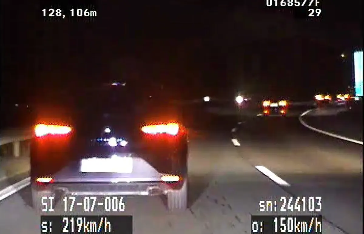 Mladoletni divjaki na cesti: od 219 km/h v avtu do skoraj 100 km/h z mopedom