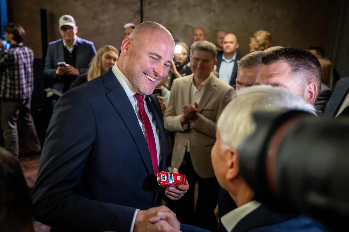 Latvijski premier Kulbergs prepričljivo dobil volitve, populisti okrepili podporo