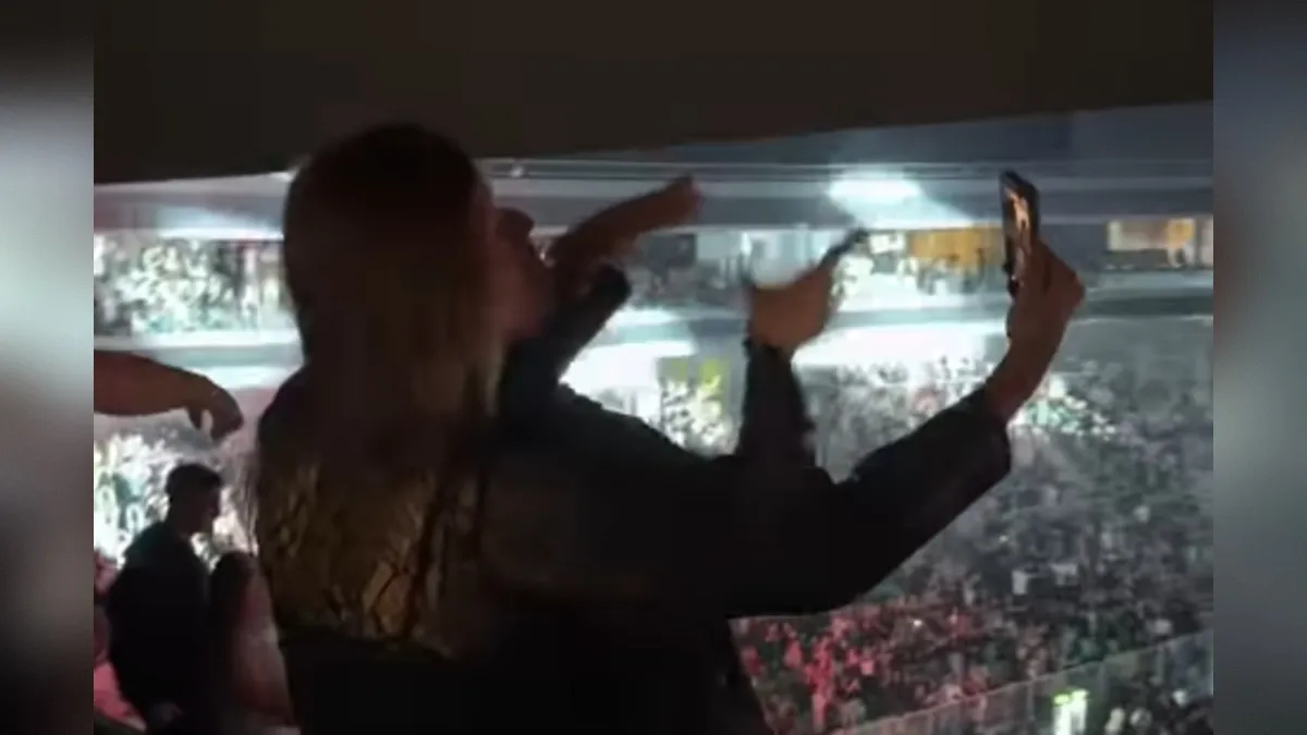 Bojan Cvjetićanin v družbi 35-letne pevke. Njuna bližina ni ostala neopažena
