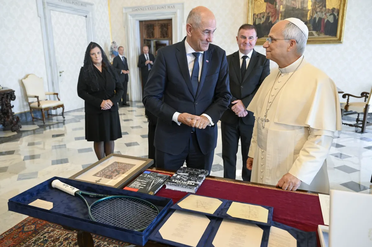 Papež v Vatikanu sprejel premierja Janeza Janšo
