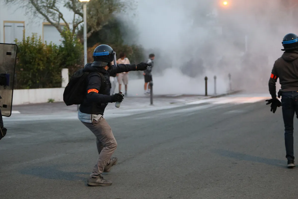 Med nasilnimi protesti v Franciji naj bi dijak ostal brez roke