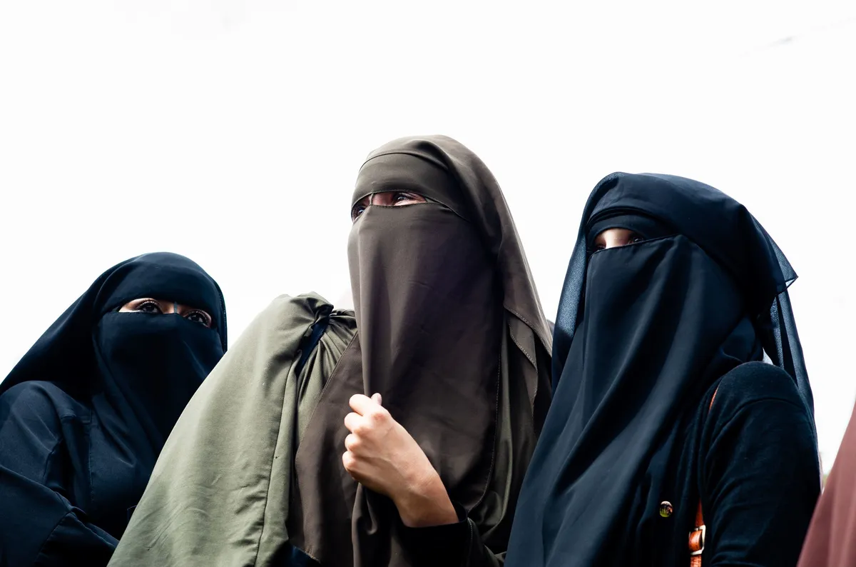 Islamska skupnost kritična do napovedane prepovedi burk in nikabov