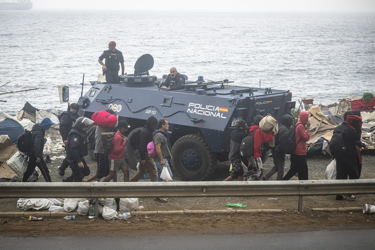 Španska policija prazni migrantske tabore v Ceuti pred obiskom kralja in kraljice v tej enklavi