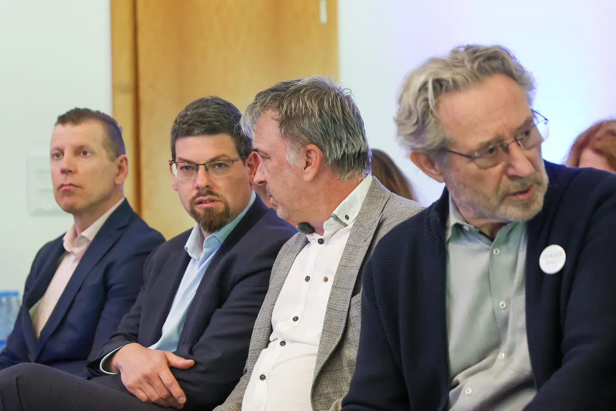 SDS bi volivce spraševala o krčenju javne uprave, sindikati napovedi označujejo kot nevarne
