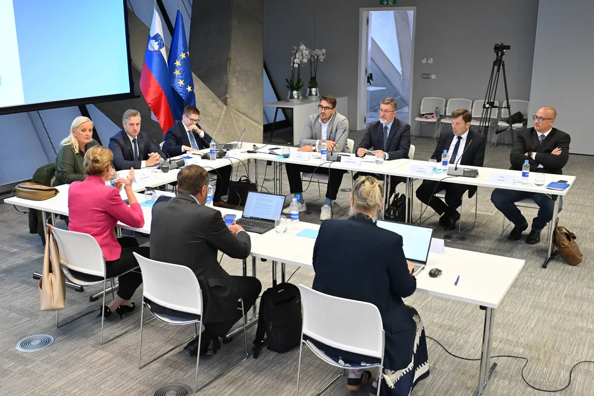 Golob po seji vlade v senci: V vladnih proračunskih dokumentih ni ne duha ne sluha o nižjih davkih
