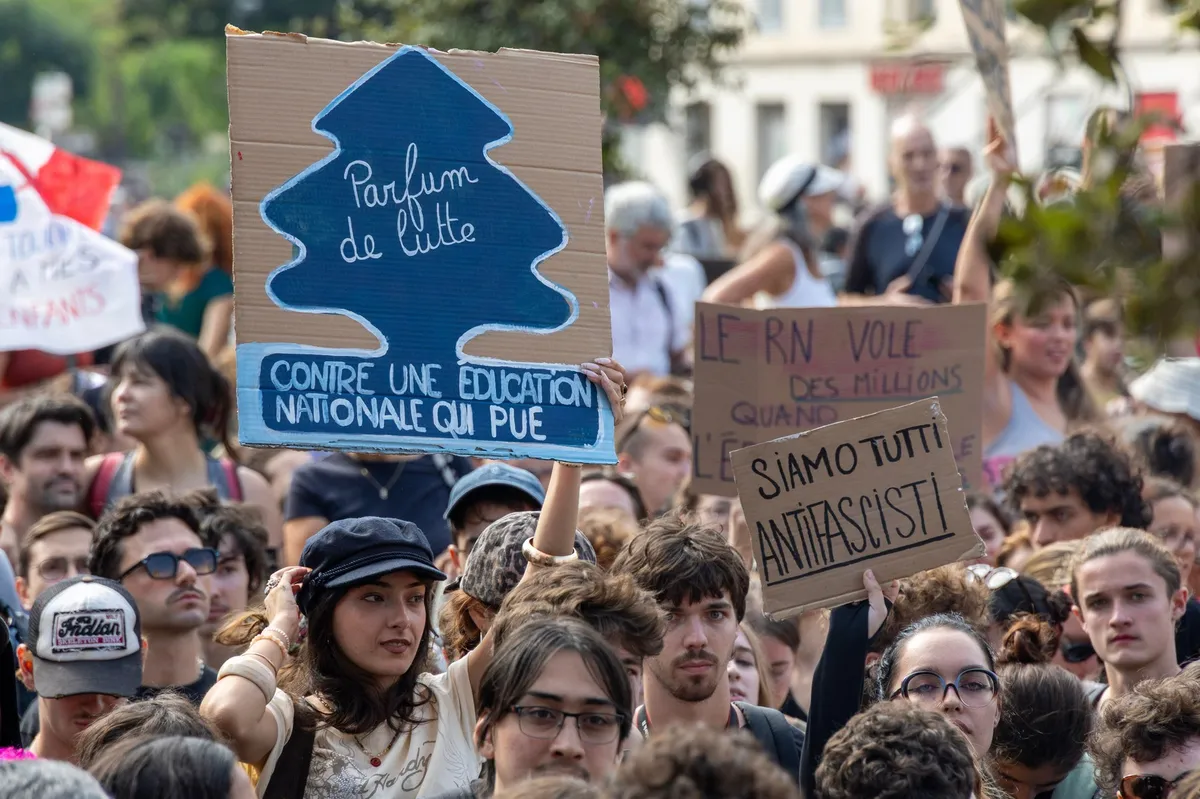 V Franciji protestiralo več sto tisoč dijakov, policija aretirala več kot 400 ljudi