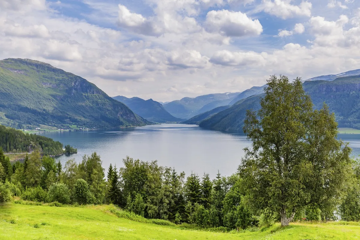 Zakaj enega od najbolj neokrnjenih norveških fjordov uporabljajo za odlaganje rudarskih odpadkov?