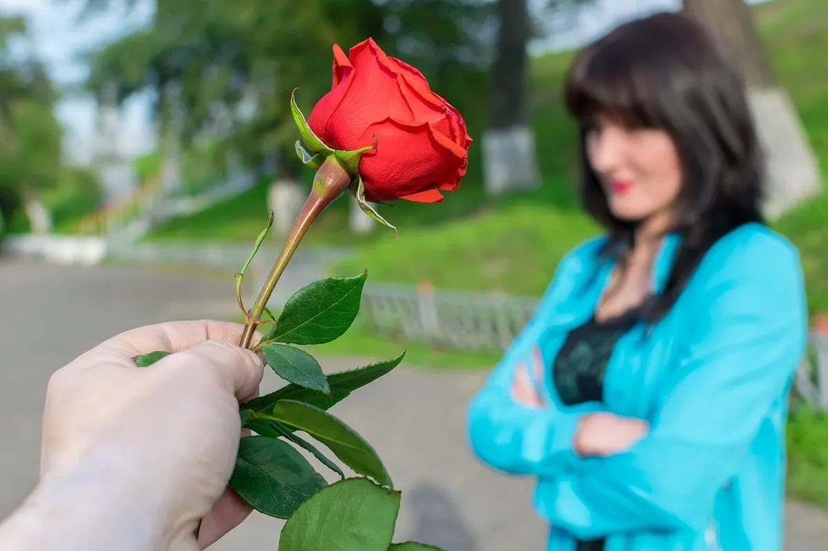 Tedenski horoskop (12. 10. – 18. 10. 2026): Kdo naj namesto cvetja podari pogovor?