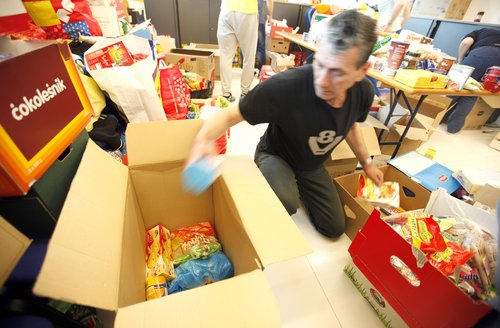 Slovenija, Ljubljana, 18.05.2014, 18. Maj 2014Ljudje in otroci pakirajo humanitarno pomoc za poplavljeno Srbijo. socialaFoto: Srdjan Zivulovic / Bobo