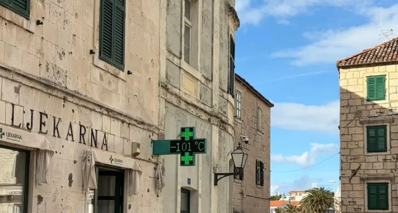 Prizor iz Makarske je nasmejal Hrvaško. Morate videti, kakšno temperaturo so izmerili