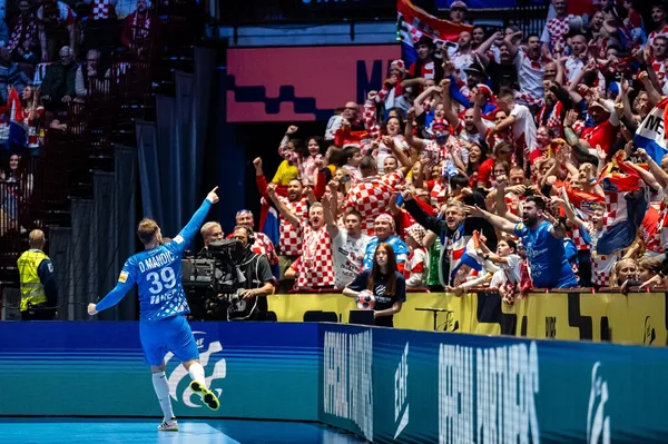 Znanega športnika ujeli, kako je navijal za hrvaške rokometaše: video je hit