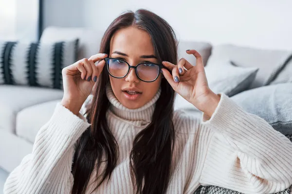 Ali veste, kaj pomenijo številke na okvirju očal?